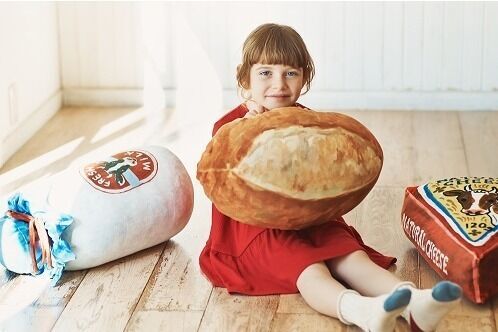 スタディオクリップ×ベーカリー「ポンパドウル」“本物そっくり”パン型クッション＆イラスト入りバッグ