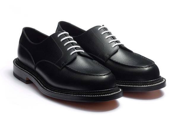 ジェイエムウエストンの定番シューズ「ゴルフ」“白い”シューレースに、仏ブランド・ユニフォームとコラボ