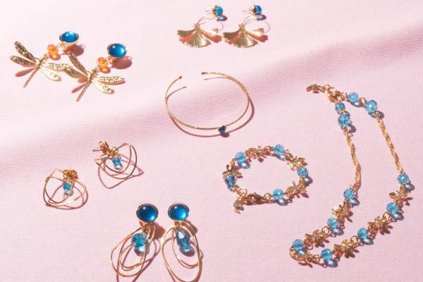 セシル・エ・ジャンヌ“トンボ”のお守りイヤリング、ライトブルー煌めくブレスレットも