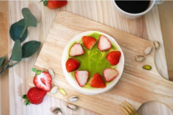 フォルマのホワイトデー、フレッシュ苺×ピスタチオのマーブル模様チーズケーキ