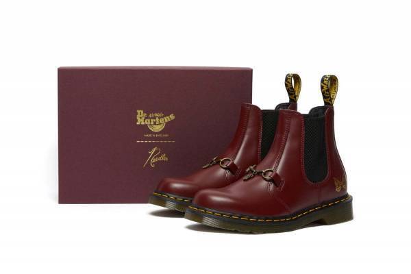 ドクターマーチン×ニードルズのコラボシューズ、タッセル＆“パピヨン”ロゴ入りサイドゴアブーツ