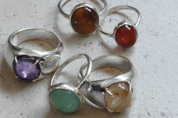 イー・エム“アメジスト”などお気に入りの天然石で仕上げるリング、名古屋店限定で