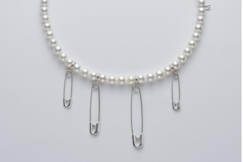 ミキモト コム デ ギャルソンの新作パールネックレス、セーフティピンやスタッズを配しジェンダーレスに