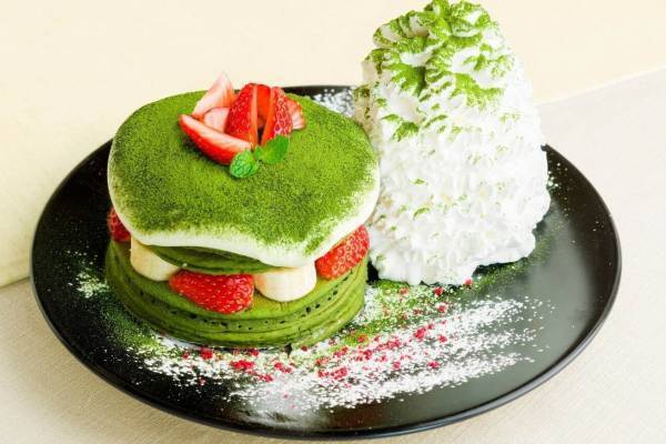 エッグスンシングス「宇治抹茶ティラミスパンケーキ」濃厚ティラミスクリームたっぷりの限定パンケーキ