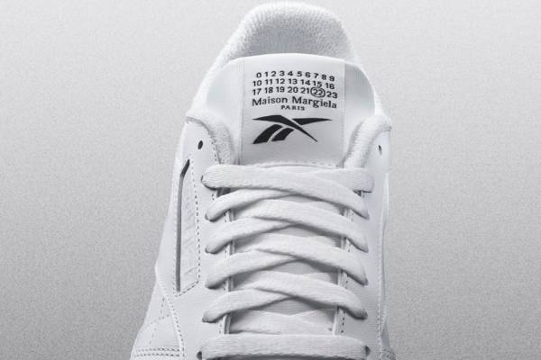 メゾン マルジェラ×リーボック「クラシックレザー・タビ」スニーカー、ホワイト＆ブラックの新色