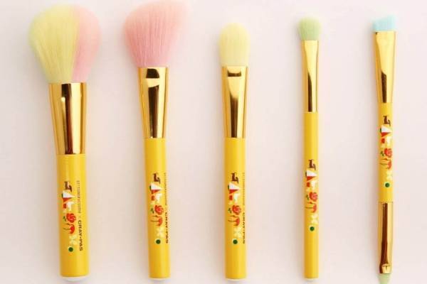 クーピー柄アイパレット＆クレパス柄メイクアップブラシ、文具モチーフのステーショナリーコスメ