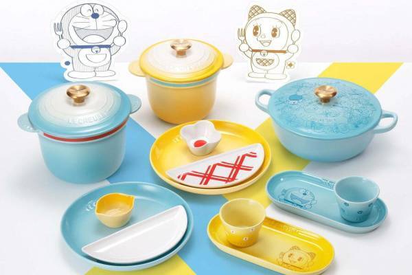 ル・クルーゼ「ドラえもん 」のしっぽ＆鈴デザイン入り鍋、ドラミのプレートセットも