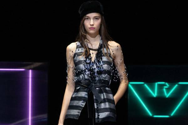 エンポリオ アルマーニ 2021年秋冬ウィメンズコレクション - ポップに、80年代の空気を感じて