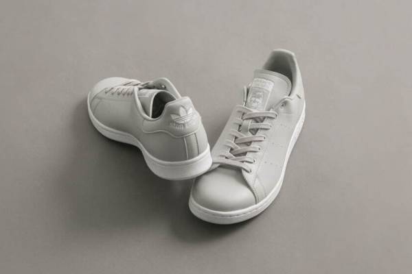アディダス オリジナルス フォー アーバンリサーチ「スタンスミス」“春色グレー”のスニーカー