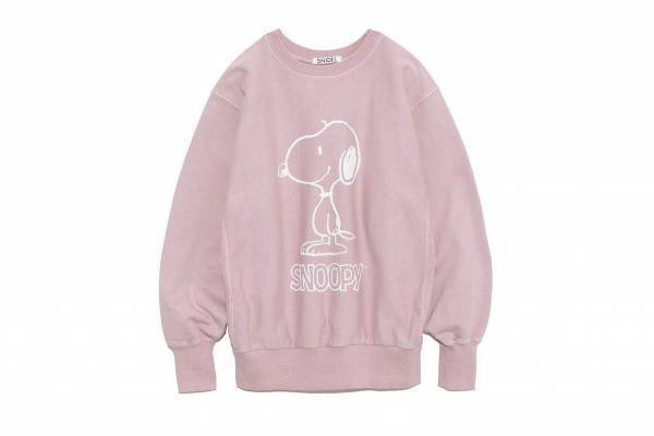 スナイデル「ピーナッツ」コラボ新作、スヌーピーを配したラベンダー色Tシャツ＆ドット柄バッグ