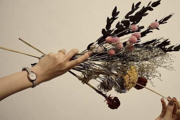 「マトウ」“花言葉”付きの花色ベルト腕時計新レディースウォッチブランドから、かすみ草やユーカリ