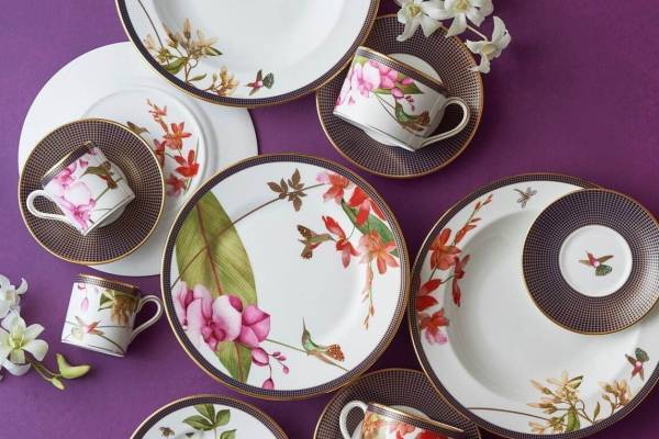 ウェッジウッド“羽ばたく宝石”ハチドリの新作テーブルウェア、ミツバチ＆蘭の花も描いて