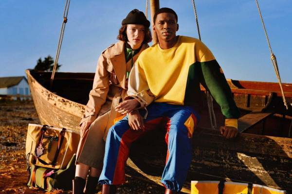 1 モンクレール JW アンダーソン新作、“英国の海辺”着想のセーリングパーカ＆夕日色ドレス