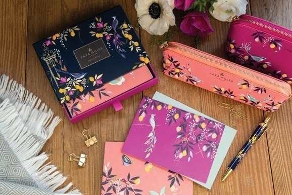 サラミラーロンドン「果樹園」イメージ“飛び交う蝶や鳥”モチーフの文具＆雑貨