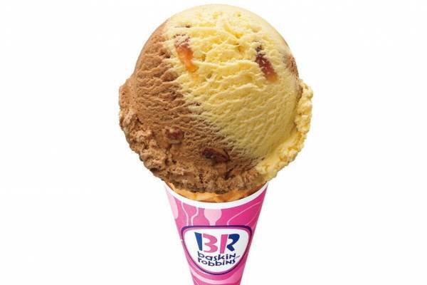 サーティワン“濃厚バターアーモンド”アイスクリーム、はちみつ風味ソース＆カリッとナッツをイン