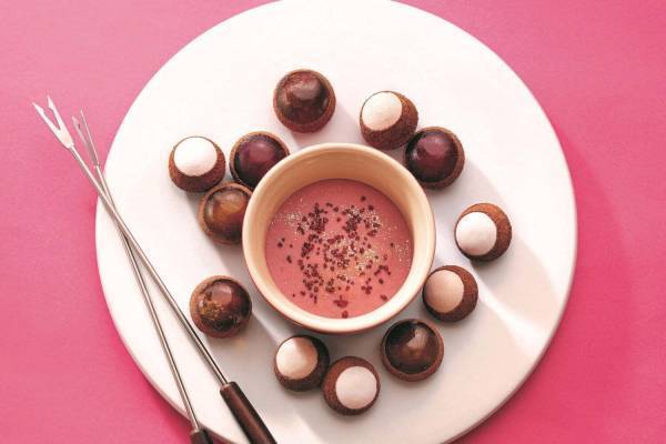 帝国ホテル 東京のホワイトデー2021、“ピンク色”のショコラフォンデュや料理長スヌーピーのアソート
