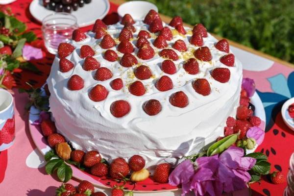 マリメッコ“果物＆野菜”モチーフのテーブルウェア、アーカイブ復刻「イチゴの山」柄も