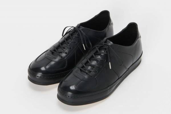 エンダースキーマの新作シューズ「ジャーマン ドレス トレーナー」鏡面磨きレザーでドレッシーに