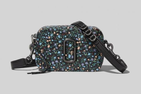 マーク ジェイコブス“ブルーの小花柄”の人気トートやショルダーバッグ、ロゴ入りウォレットも