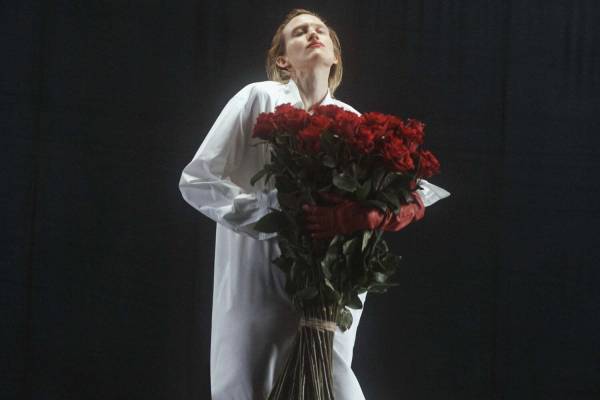 ドリス ヴァン ノッテン 2021-22年秋冬ウィメンズコレクション、舞い踊る身体と共鳴する衣服