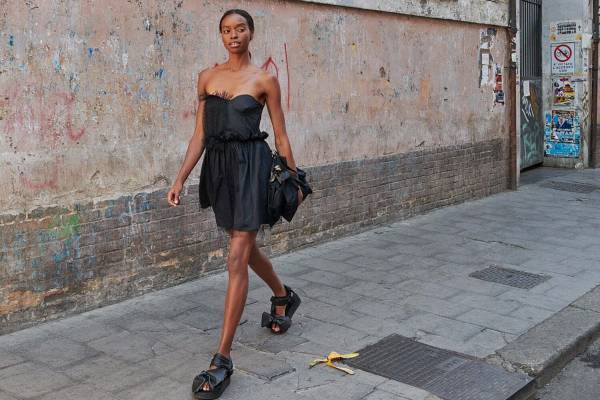 レッド ヴァレンティノ“オールブラック”のミニドレスなど限定アイテム、伊勢丹新宿で限定ストアも