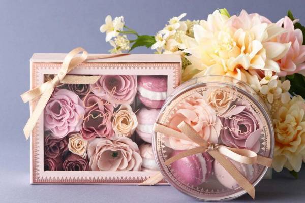 フランフランの春ギフト、“もちもち”マカロンクッションやフラワー入浴剤＆マグカップ