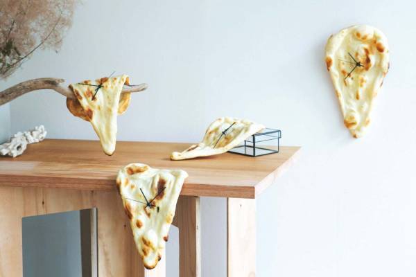 カレーの“ナン”が掛け時計に！ダリ代表作「記憶の固執」に着想&全て一点モノの焼き加減