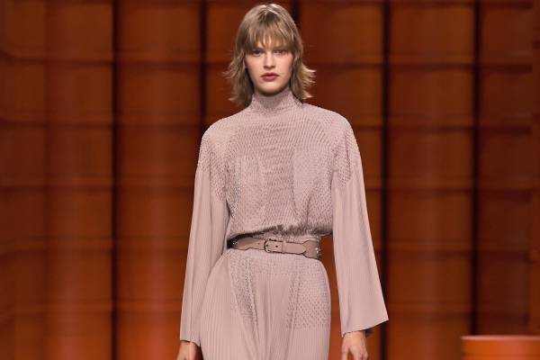 エルメス 2021-22年秋冬ウィメンズコレクション - 衣服と身体の連動、身体性の定義