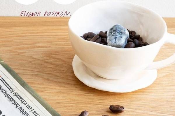 犬の“テリア”が顔を出す新作コーヒーカップ、陶芸家エレオノール・ボストロムより