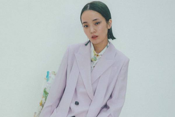 ミューラル“パレットに広がった色彩”モチーフのシャツ＆スモークピンクのスーツなど、名古屋で