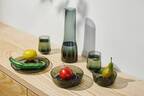 イッタラ“ビームパターン”施したダークグレーガラスのテーブルウェア、アメジストのカラフェも