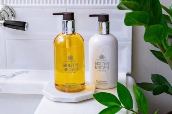 モルトンブラウンの新作ハンドウォッシュ＆ローション、“タヒチのビーチ”着想のフローラルな香りで