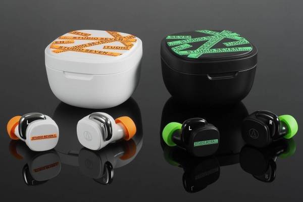 オーディオテクニカ×スタジオ セブンのコラボイヤホン、“CAUTION LOGO”をデザイン