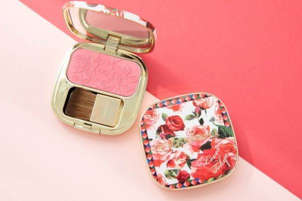 ドルチェ＆ガッバーナ ビューティ「Tokyo」ロゴ入り花柄チーク、血色感UPのピンクカラー