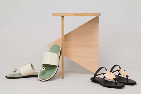 フォートの新作、三角形ヒールのミュールサンダルやウッド素材のアクセサリーなど