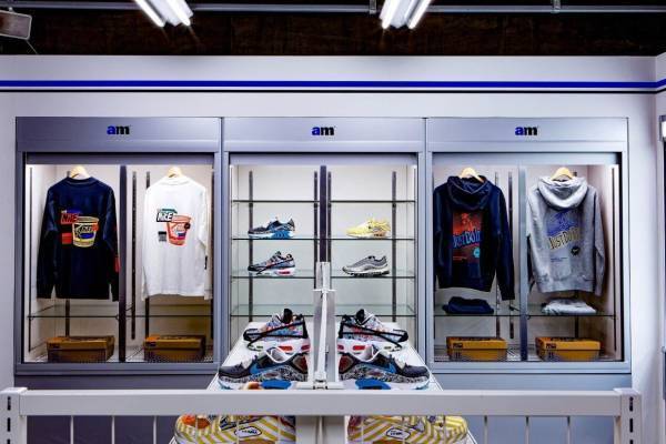 コンビニ着想のナイキ「エア マックス」スニーカーがアトモスから登場、原宿に“スニーカーのコンビニ”も