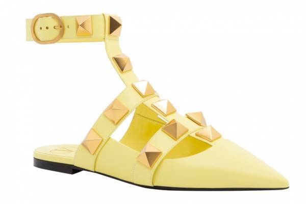 ヴァレンティノの「ローマンスタッズ」新作シューズ、“ゴールドスタッズ”を配したパステルカラー