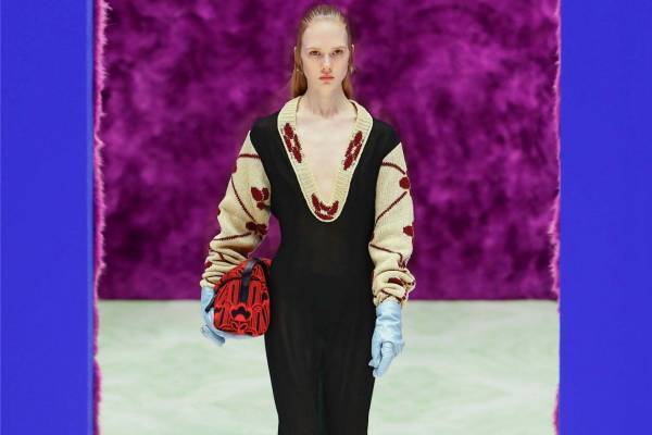 プラダ 2021-22年秋冬コレクション - 身体と服の探求再び、中間地点を求めて
