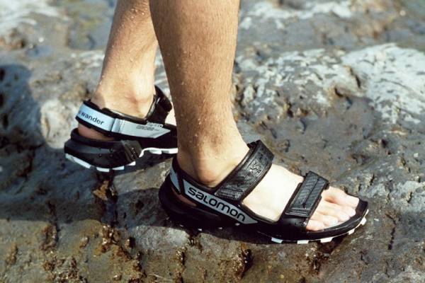 サロモン×アンドワンダー、ブランドロゴ入りスポーツサンダル＆暗闇で光るローカットシューズ