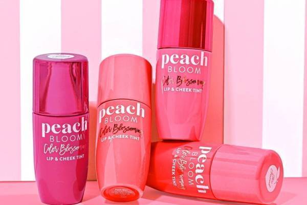 トゥー フェイスド“花びらのように色づく”チーク＆リップティント、フルーツの香り付き