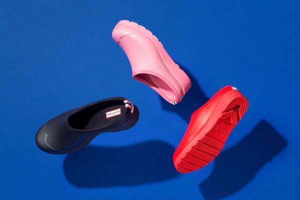 ハンターの全天候型ユニセックスシューズ「プレイクロッグ」鮮やかカラーのスリッポン