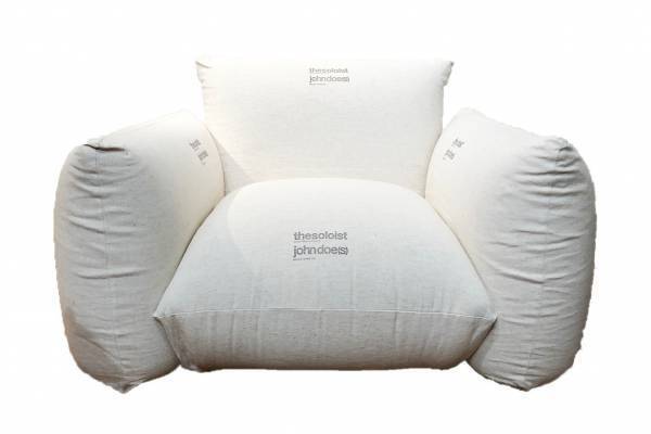 タカヒロミヤシタザソロイスト．のオリジナルスタンプを施したアルフレックスの名作ソファ“マレンコ”