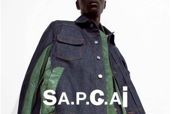 A.P.C.×sacaiのデニムジャケットやロゴフーディ、フリンジ付き白スニーカーなど