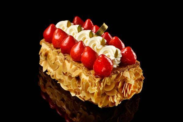 “アートなホールケーキ”専門パティスリー「ノリエノリ」浜松町に、苺のミルフィーユ「ナオミ」など