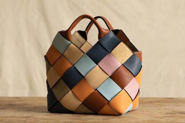 ロエベ“余剰レザー”を再利用したバッグ「ウーブン バスケット」や“カニ”型バッグチャーム
