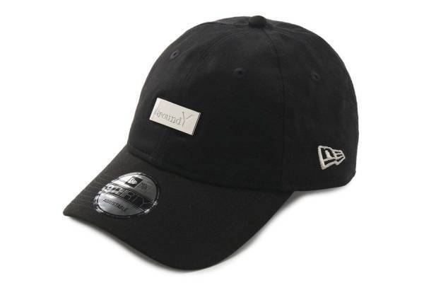 グラウンド ワイ×ニューエラ、メタルプレートロゴのキャップ＆刺繍入りフーディ