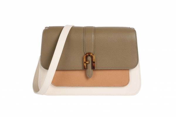 フルラ“べっこう風”のアーチロゴ付きトートや4WAYバッグ、マルチカラーウォレットも