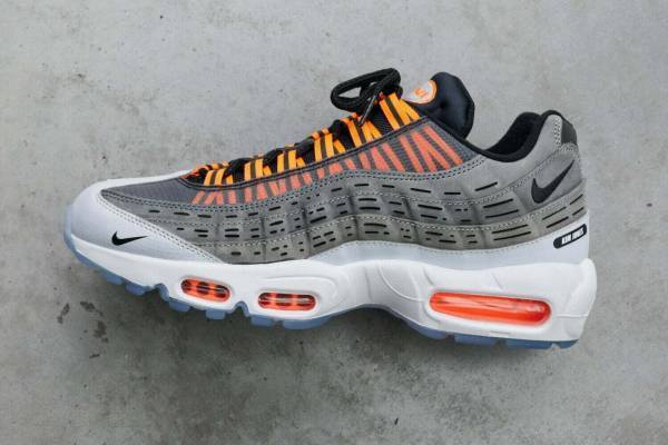 「ナイキ エア マックス 95 x キム・ジョーンズ」ネオンオレンジ&ミニ スウッシュがポイントに