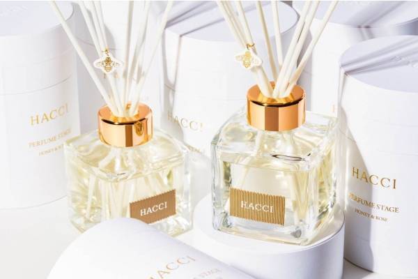HACCI“はちみつ＆ローズ”香るルームフレグランス、みつばちチャーム付きディフューザー