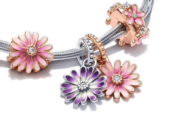 パンドラ“デイジー”モチーフのジュエリーチャームに新色・パープル、てんとう虫＆ミツバチ付きも